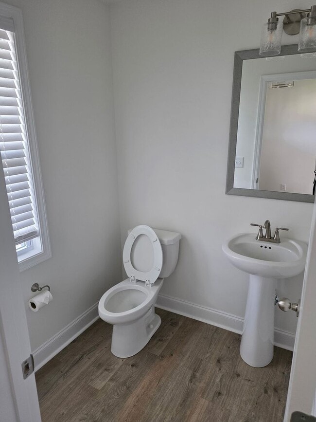 Building Photo - What a floor plan!!  Like new and ready for you!
