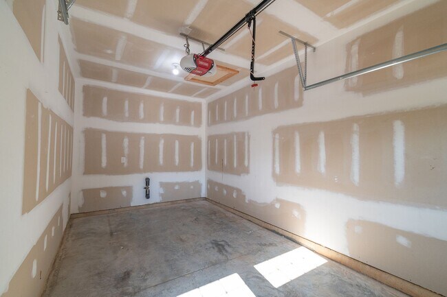 Building Photo - Freshly Renovated 4-Bedroom Home with Mode...