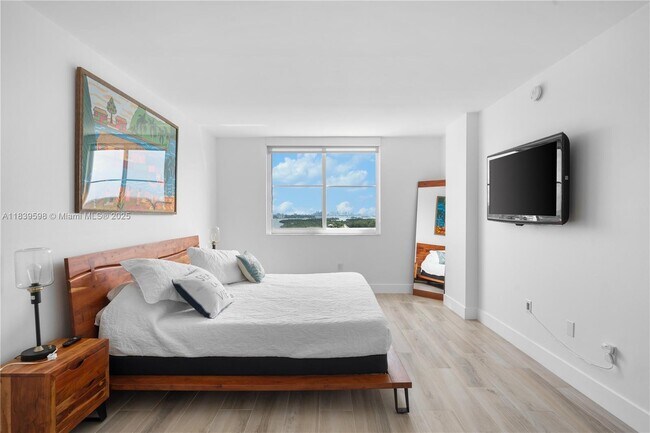 Building Photo - 300 Bayview Dr