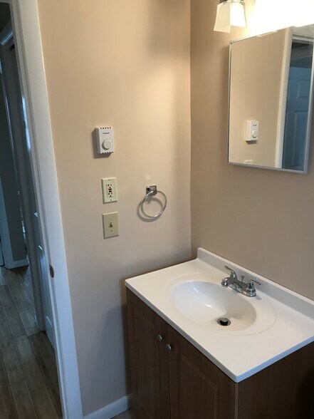 Full Bathroom - 88 Belair Dr