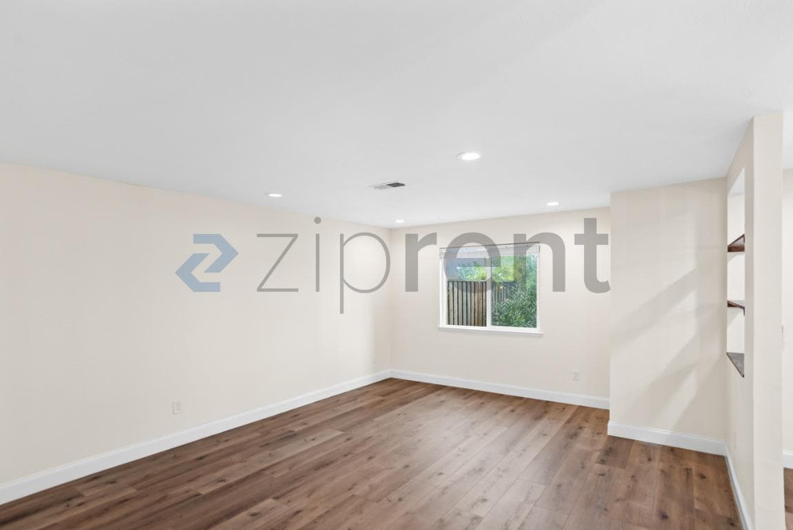 Building Photo - Unit