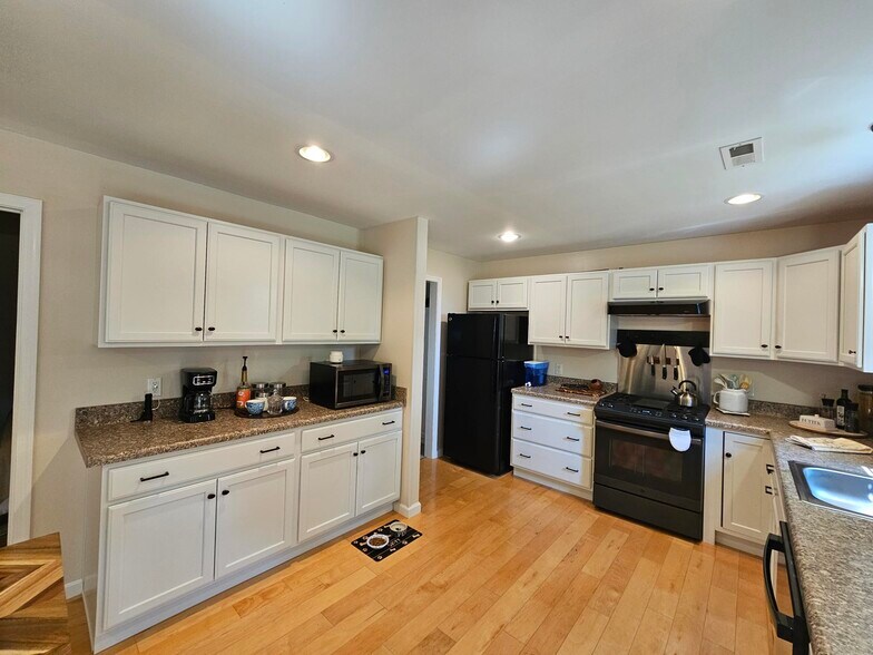 Ktichen - 3234 Lowry Rd