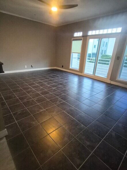 Building Photo - 4040 Avondale Ave