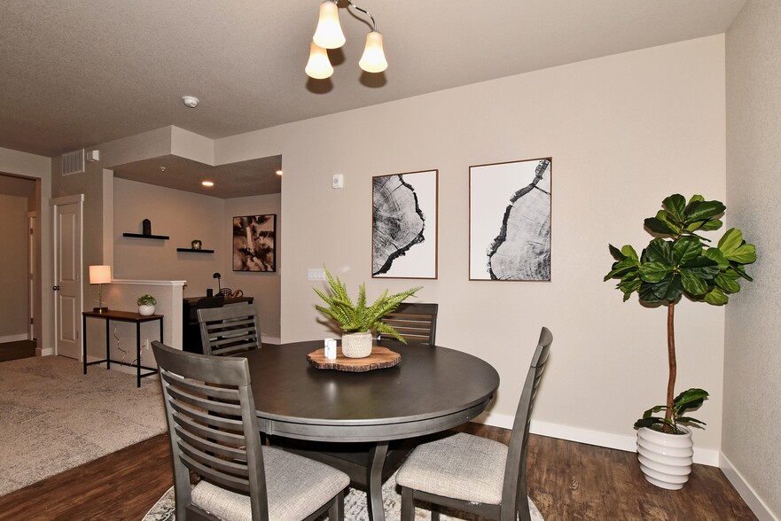 Dining room open concept - 4115 N Park Dr