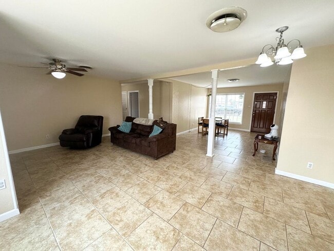 Building Photo - 3 Bed 1.5 Bath Ready to Rent!