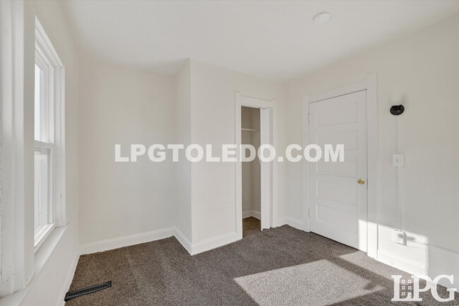 Building Photo - 1434 Kedron St