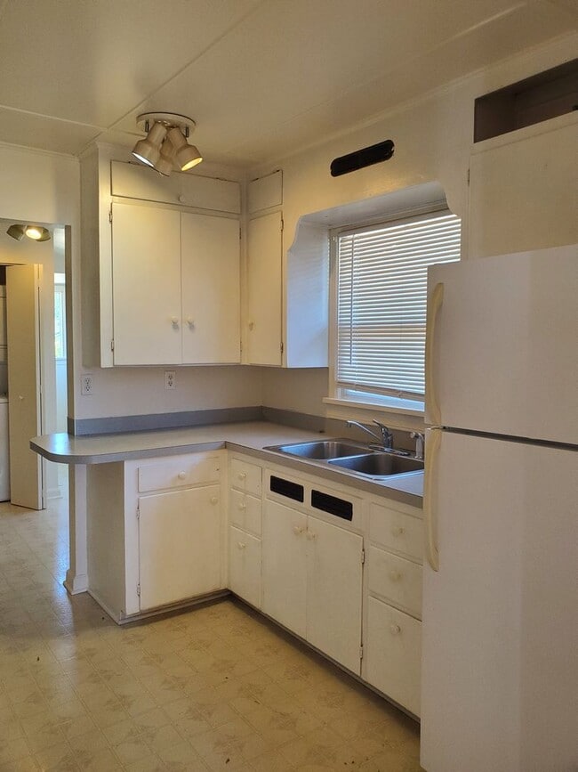 Building Photo - Darling 2 bedroom between Manette & Illahee