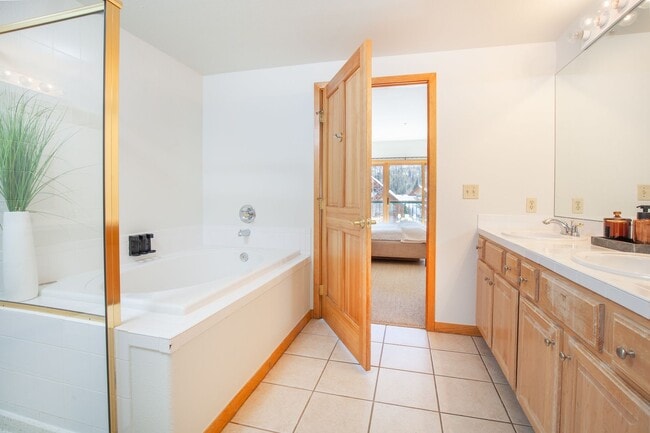 Building Photo - Evolve Real Estate: 6 Mos Lease Only Large Fully Furnished Condo Walking Distance to Keystone Vil...