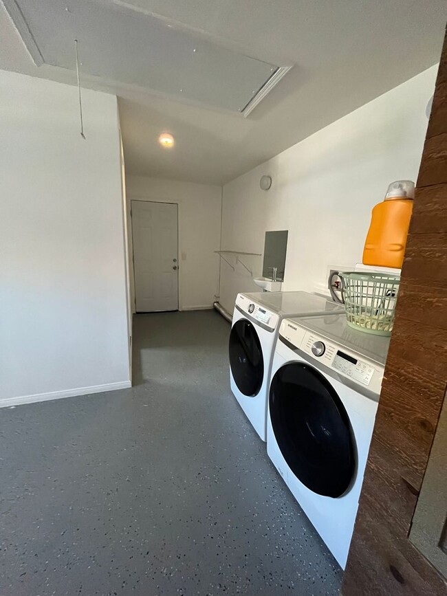 Building Photo - 3bdr 2 bth with a Bonus Room in Spring Val...