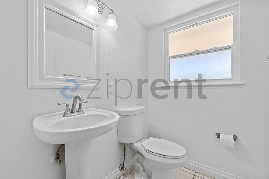 Building Photo - 899 Monika Way