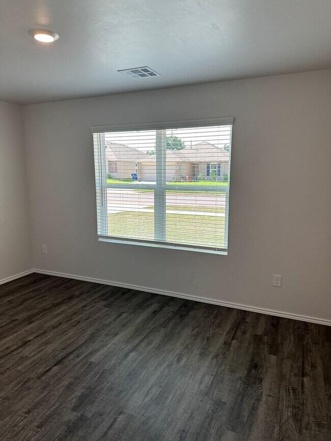 Building Photo - Three Bedroom | Two Bath Home in Shadow Valley