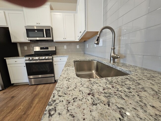 Building Photo - Like New Town Home in Kellerton Place, Monroe!