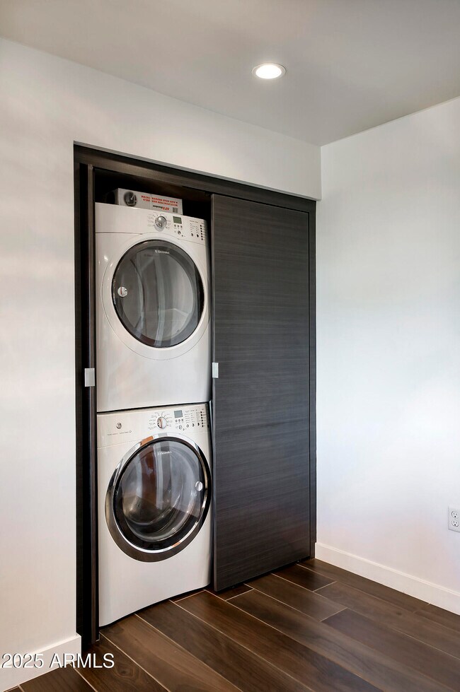 Building Photo - 200 W Portland St