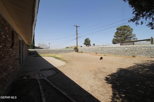 Building Photo - 317 Thunderbird Dr