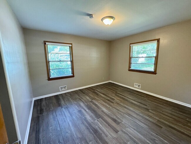 Building Photo - Spacious, Private Retreat in the Heart of the City