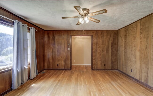 Building Photo - 223 Sequoyah Dr