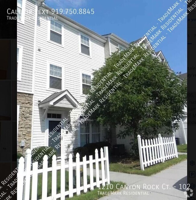 Building Photo - Conveniently Located 3 bedroom, 2.5 bathro...