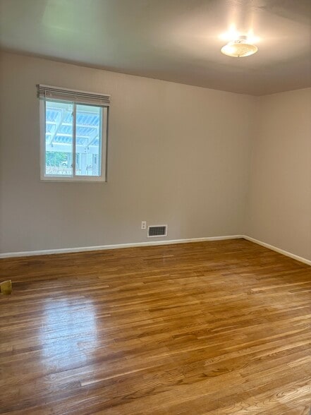 Building Photo - 218 Upton St