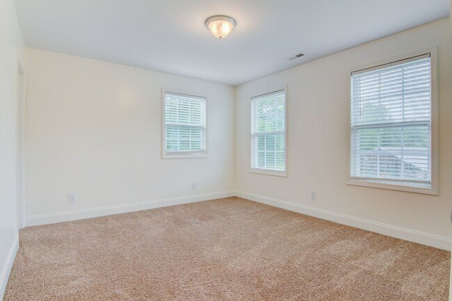 Building Photo - Charming 4 Bed, 3.5 Bath Modern Farmhouse on Expansive Land – Prime Location!