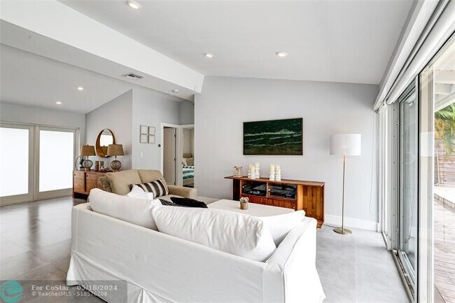 Building Photo - 1704 SW 4th Ct