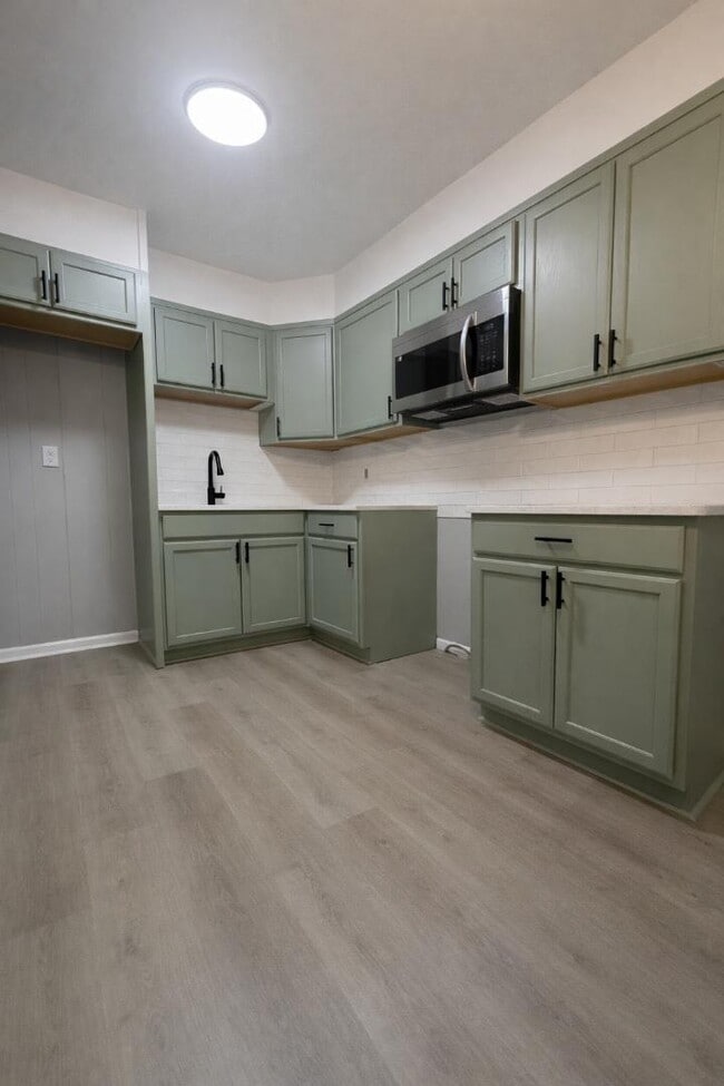 Building Photo - 1711 Birchwood Dr SE