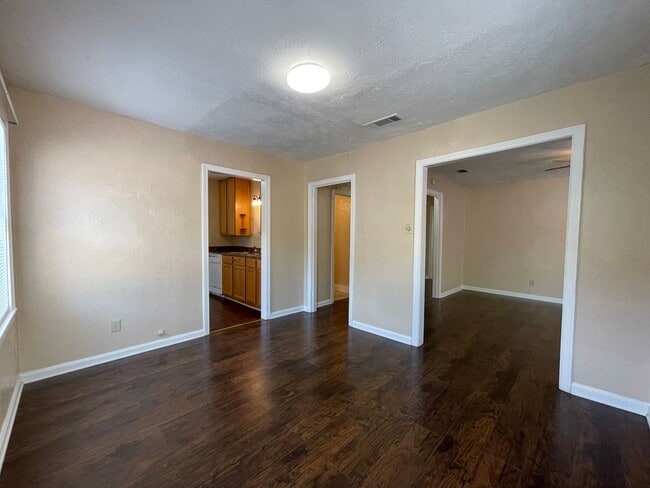 Building Photo - AVAILABLE NOW 2 BEDROOM 1 BATH HOME IN TCU...