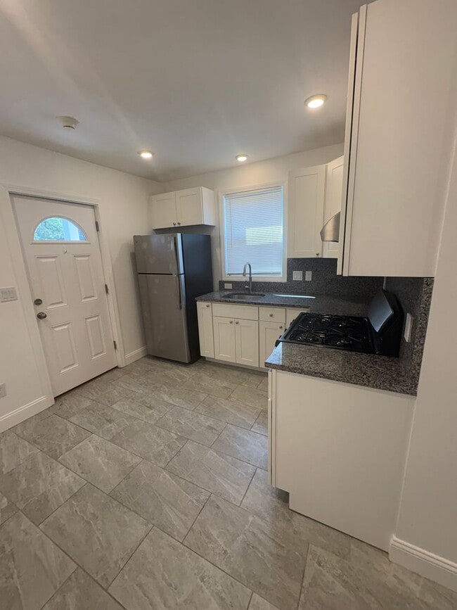 Building Photo - LYNN/BOSTON NO BROKER FEES! BRAND NEW FULLY RENOVATED ONE BEDROOM UNIT IN TOP COMMUTER LOCATION!
