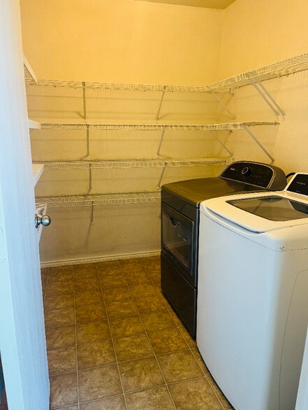 Building Photo - 1737 Vineridge Ln