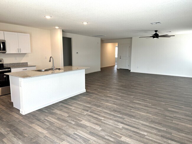 Building Photo - 4 bedroom, 2 bathroom Mystic Canyon Gem
