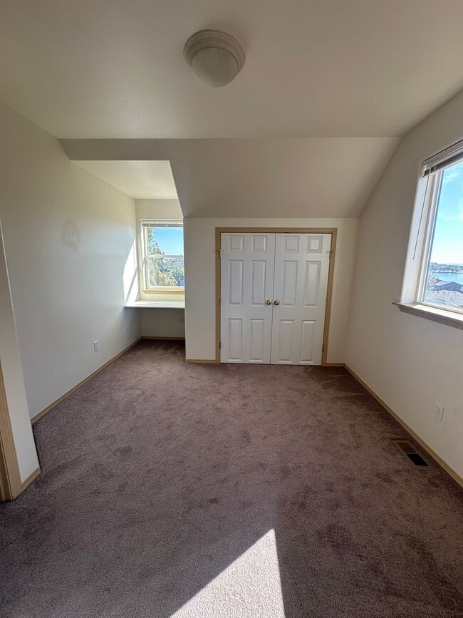 Building Photo - 5 Bedroom Home! Available now.