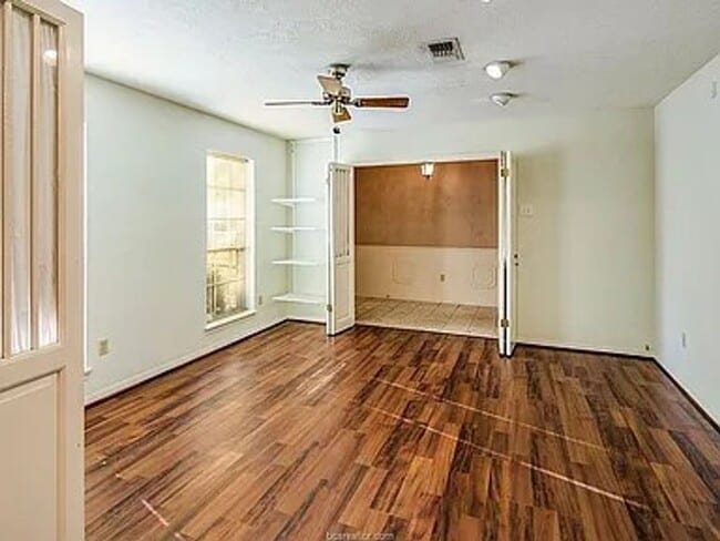 Building Photo - Bryan - 5 bedrooms / 3 bath / Carport / Fe...