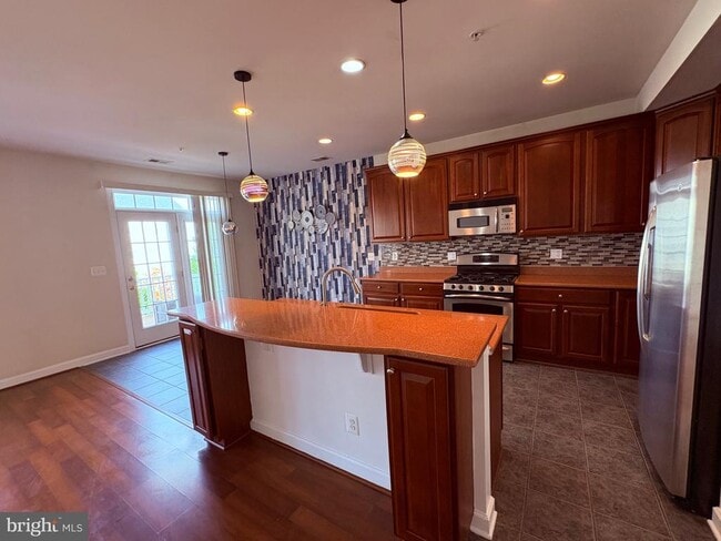 Building Photo - 635 Whetstone Glen St