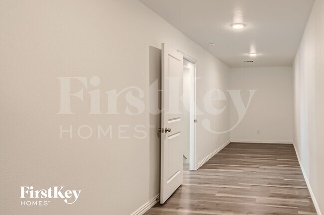 Building Photo - 7360 Parkside Pl Dr