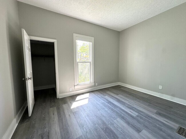 Building Photo - 1102 Batts Blvd