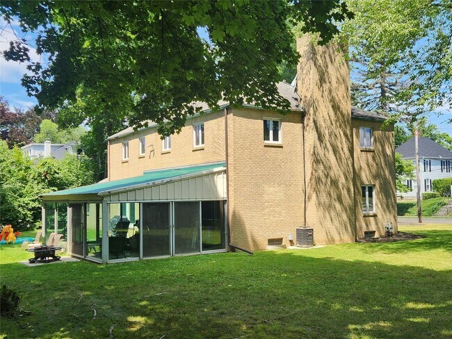 Building Photo - 77 Riverside Dr