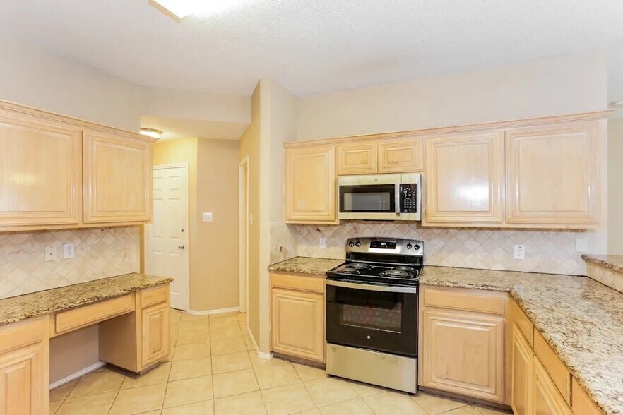 Building Photo - 2600 Treeview Dr