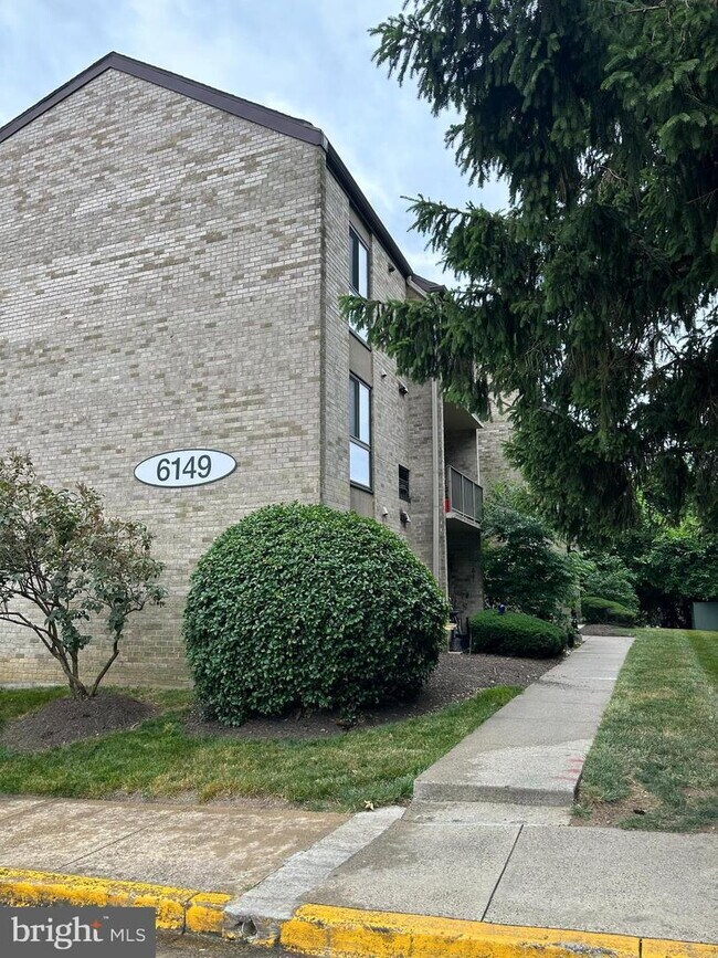 Building Photo - Charming Edsall Bluff Condo: Your Alexandria Oasis