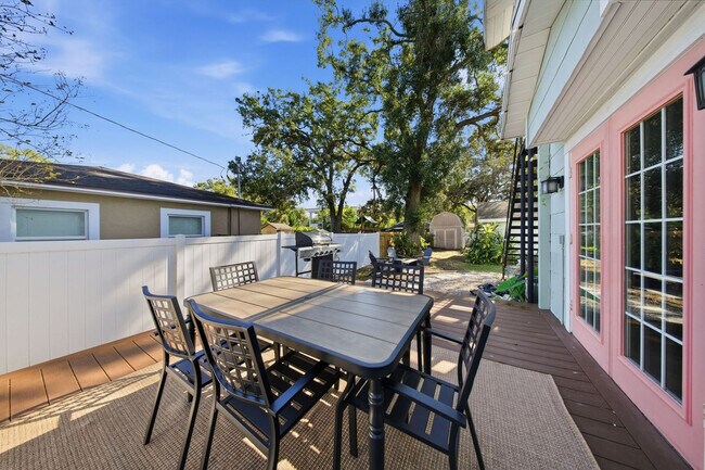 Building Photo - 720 1/2 West Woodlawn Avenue-SI ID1271939P