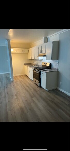 Building Photo - 6928 Woodley Ave