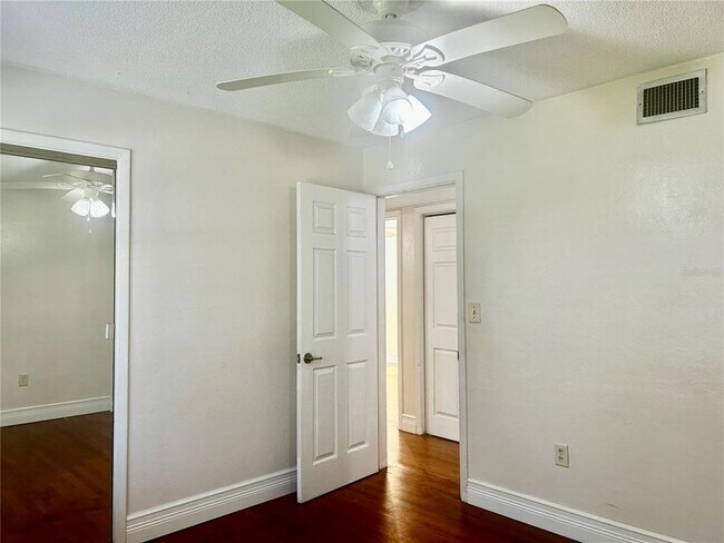 Building Photo - 410 NE 15th Ct