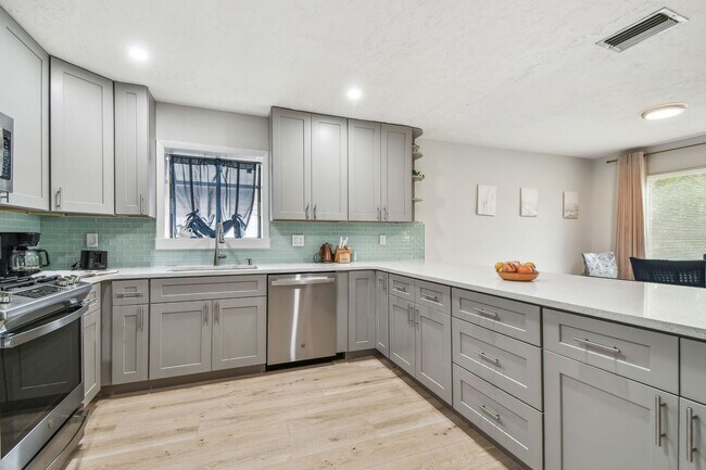 Building Photo - 2 Bedroom 2bathroom with Bonus Room in St....