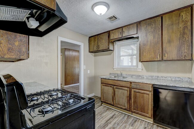 Building Photo - 3 Bed 2 Bath close to OU Med Center