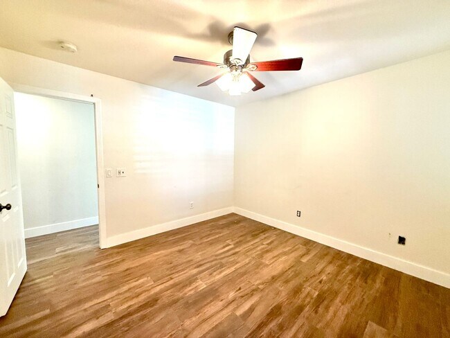 Building Photo - Landau Manor - FANTASTIC 4Br/2ba/3 car garage w/ POOL & SOLAR!