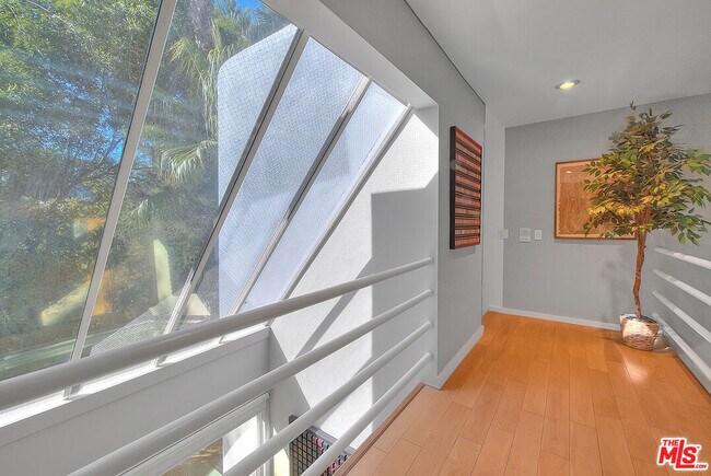 Building Photo - 7943 Willow Glen Rd