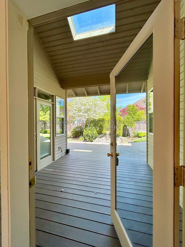 Building Photo - 820 NW Pebble Beach Way
