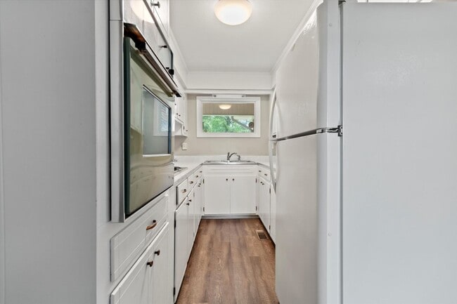 Building Photo - Charming Full Brick Home in Peaceful Count...