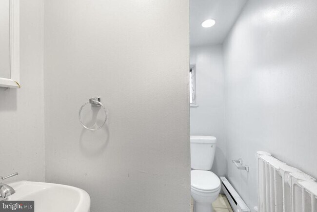 Building Photo - 1735 W Oxford St