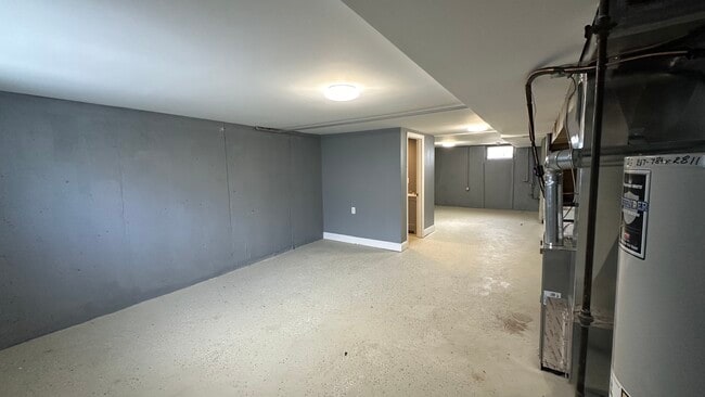 Building Photo - 5152 Crestwood Dr