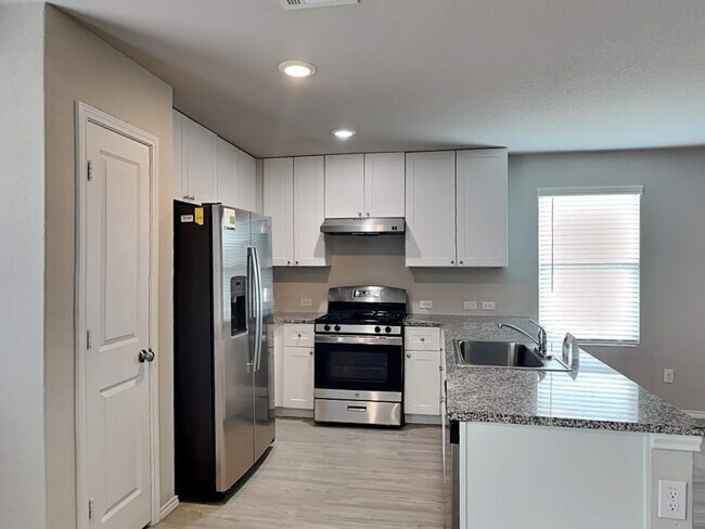 Building Photo - 3238 Kornberg Dr