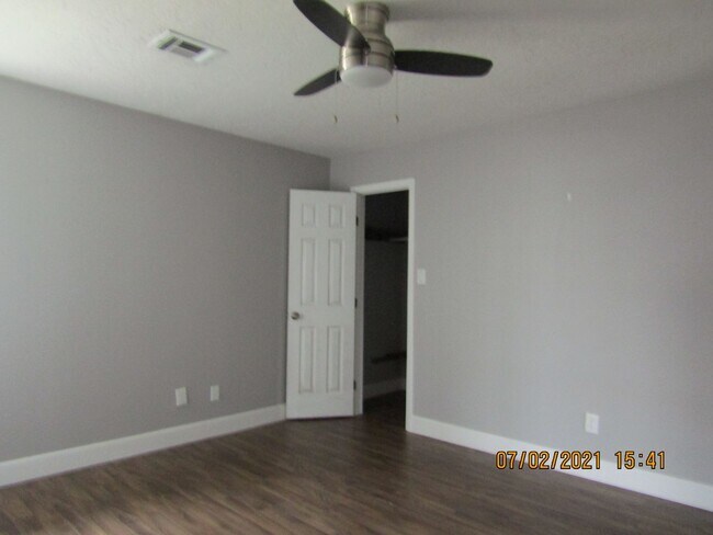 Building Photo - MACARTHUR AREA!! PETS NEGOTIABLE WITH OWNE...